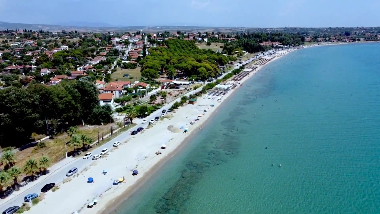 Peščana plaža Geoponika i Mykoniatika sa bistrom vodom i zelenilom uz obalu