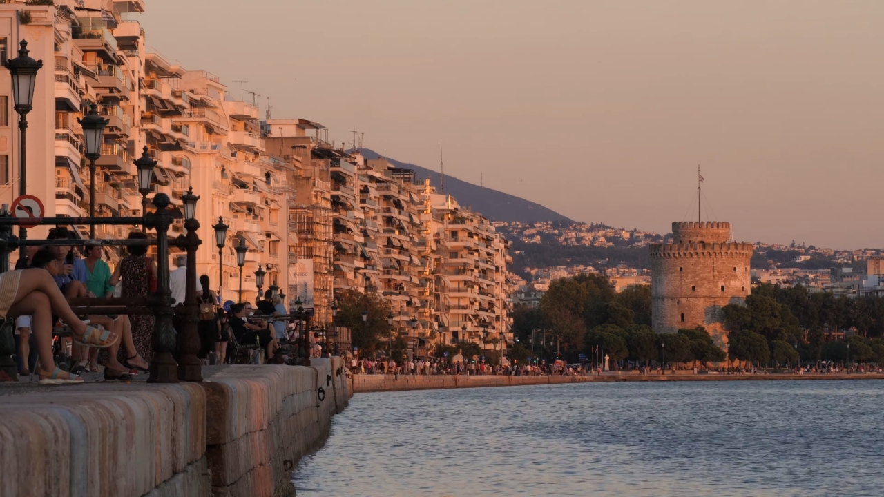 Bela kula i šetalište uz more u Solunu pred zalazak sunca