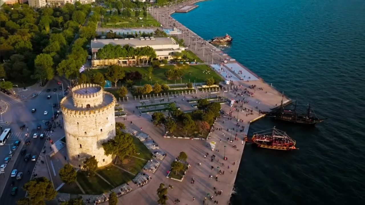 Bela kula i šetalište uz more u Solunu iz vazduha