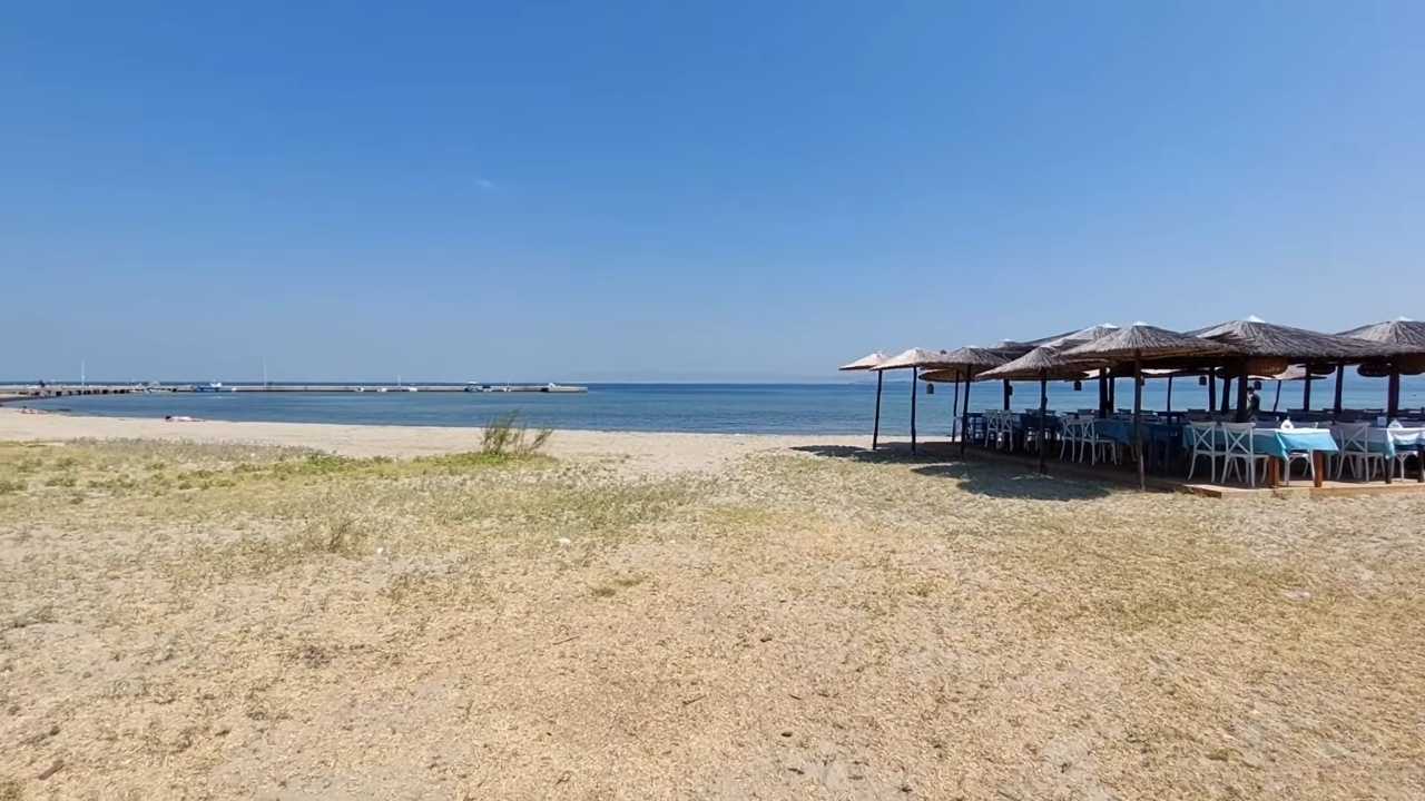Peščana plaža u okolini Soluna sa suncobranima i mirnim morem