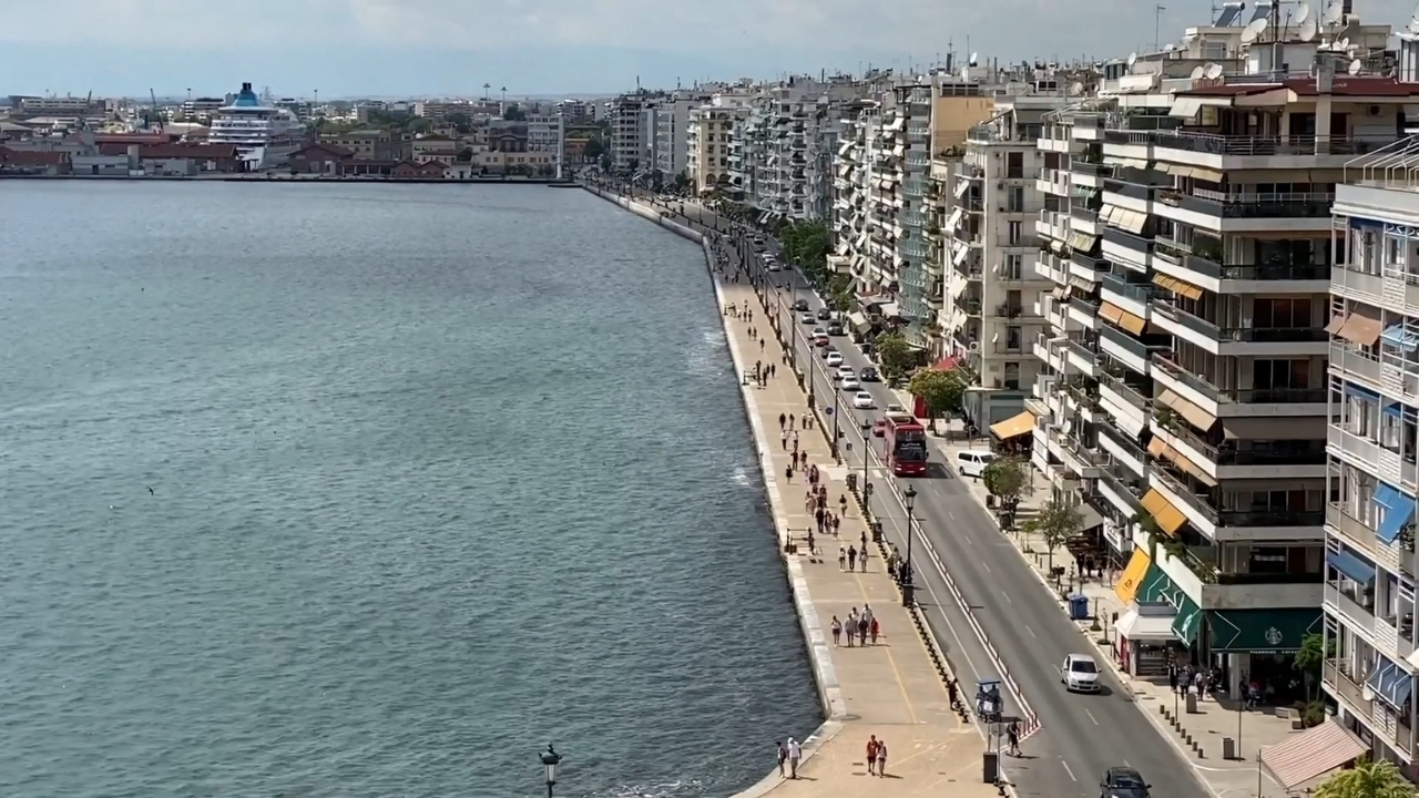 Šetalište uz more i stambene zgrade duž obale Soluna