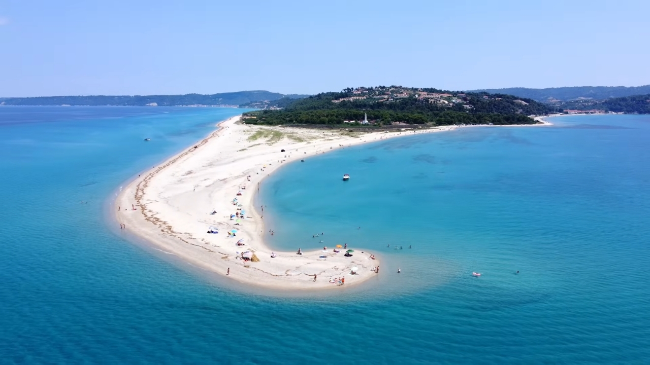 Peščani rt Posidi sa tirkiznim morem i dugom obalom na Kasandri