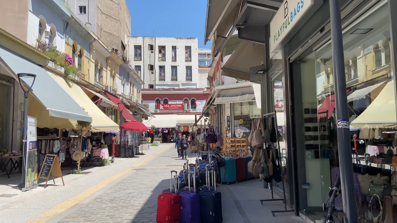 Ulica kod pijaca Kapani i Modiano u Solunu sa prodavnicama i prolaznicima