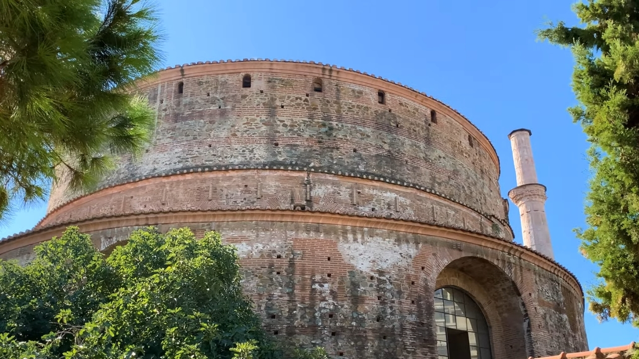 Rotonda u Solunu sa očuvanom rimskom arhitekturom i minaretom