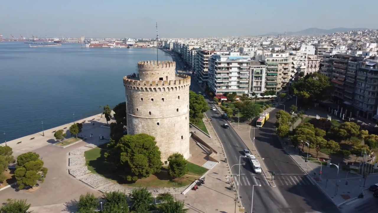 Bela kula uz obalu Soluna sa gradom i Termajskim zalivom u pozadini